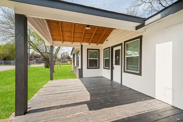 a view of a house with backyard and porch
