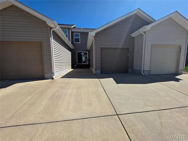 $2,000 | 318 Countryshire Drive, Lake St. Louis, MO 63367