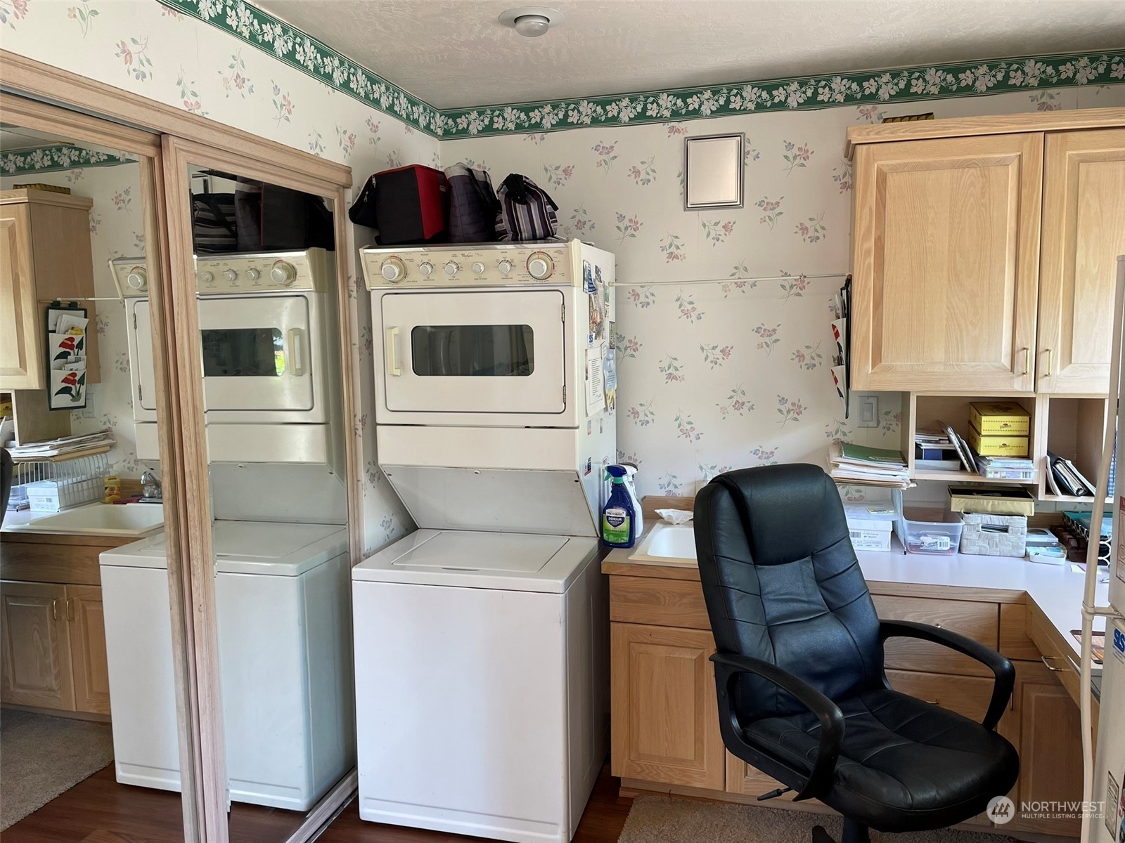 10 Shore Court Grapeview, WA 98546 - Photo 23 of 39 a work place with a chair and a fireplace