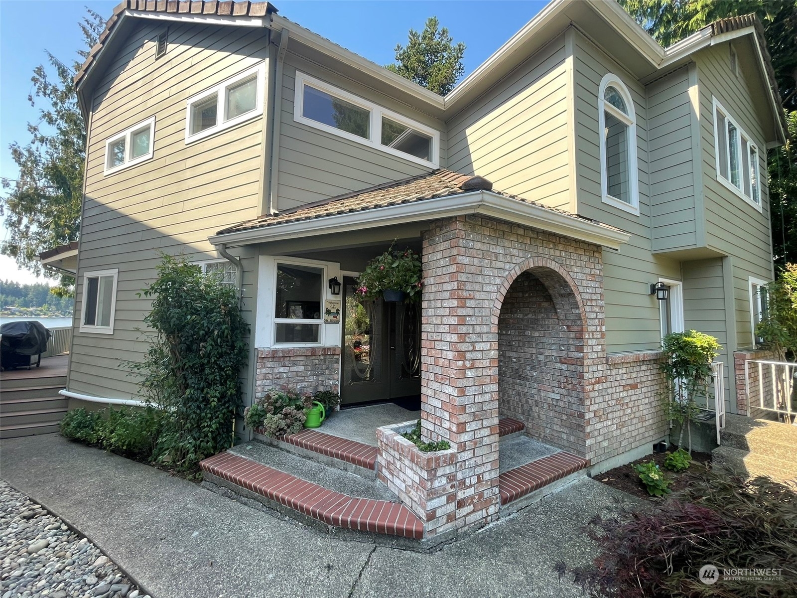 10 Shore Court Grapeview, WA 98546 - Photo 8 of 39 a front view of a house with garden