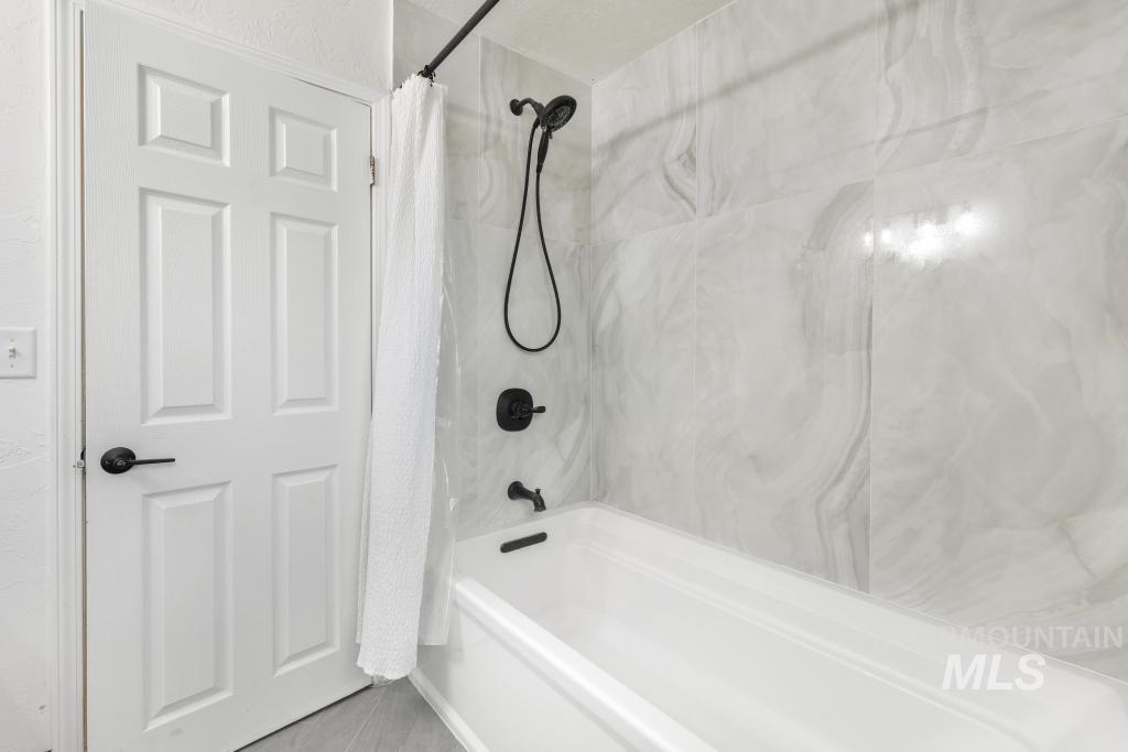 2243 4000 North Filer, ID 83328 - Photo 10 of 30 Bathroom with shower / bathtub combination with curtain