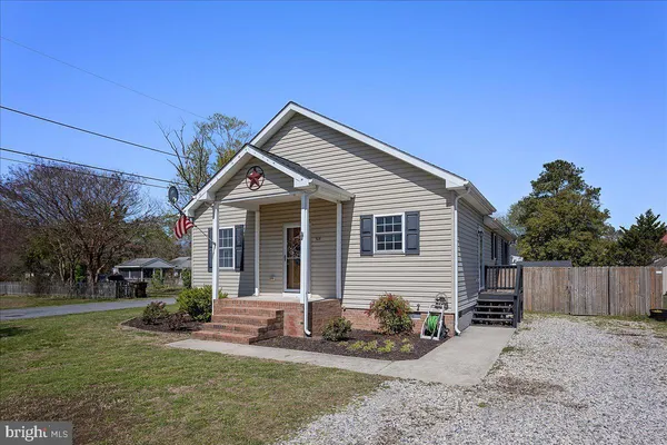 a view of a house with backyard and trees