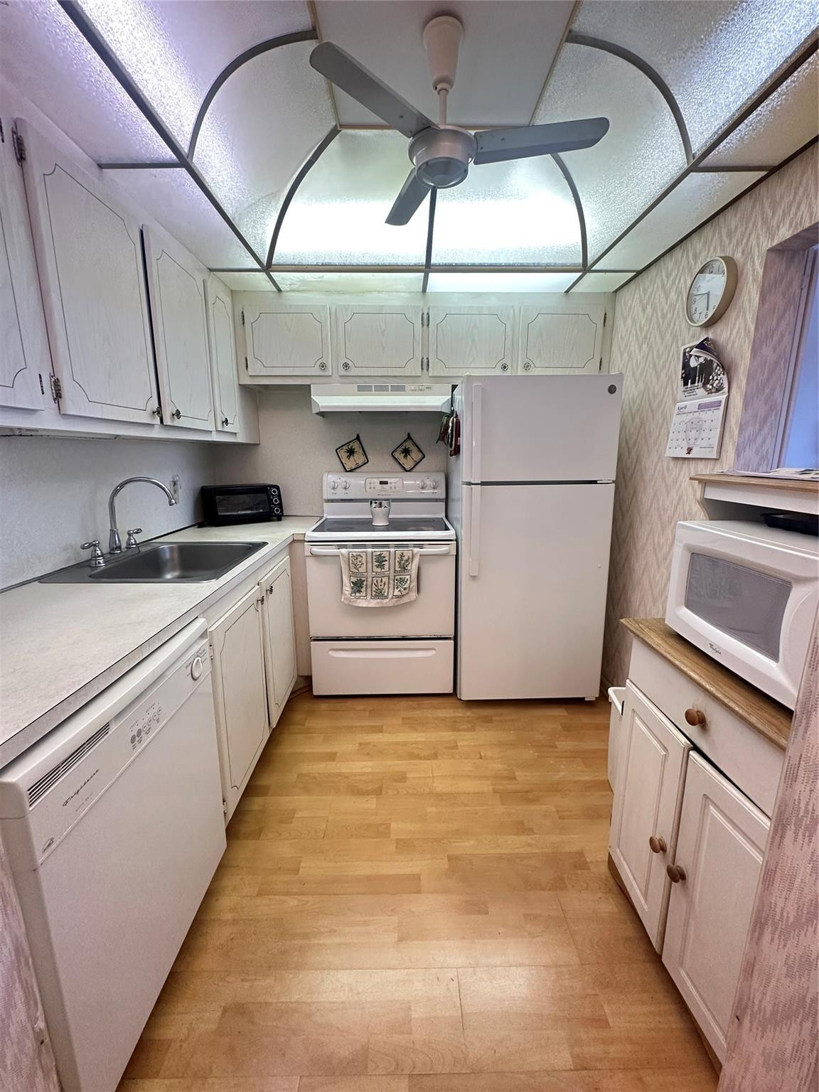 263 Farnham K, Unit 263 Deerfield Beach, FL 33442 - Photo 9 of 48 a kitchen with cabinets and appliances