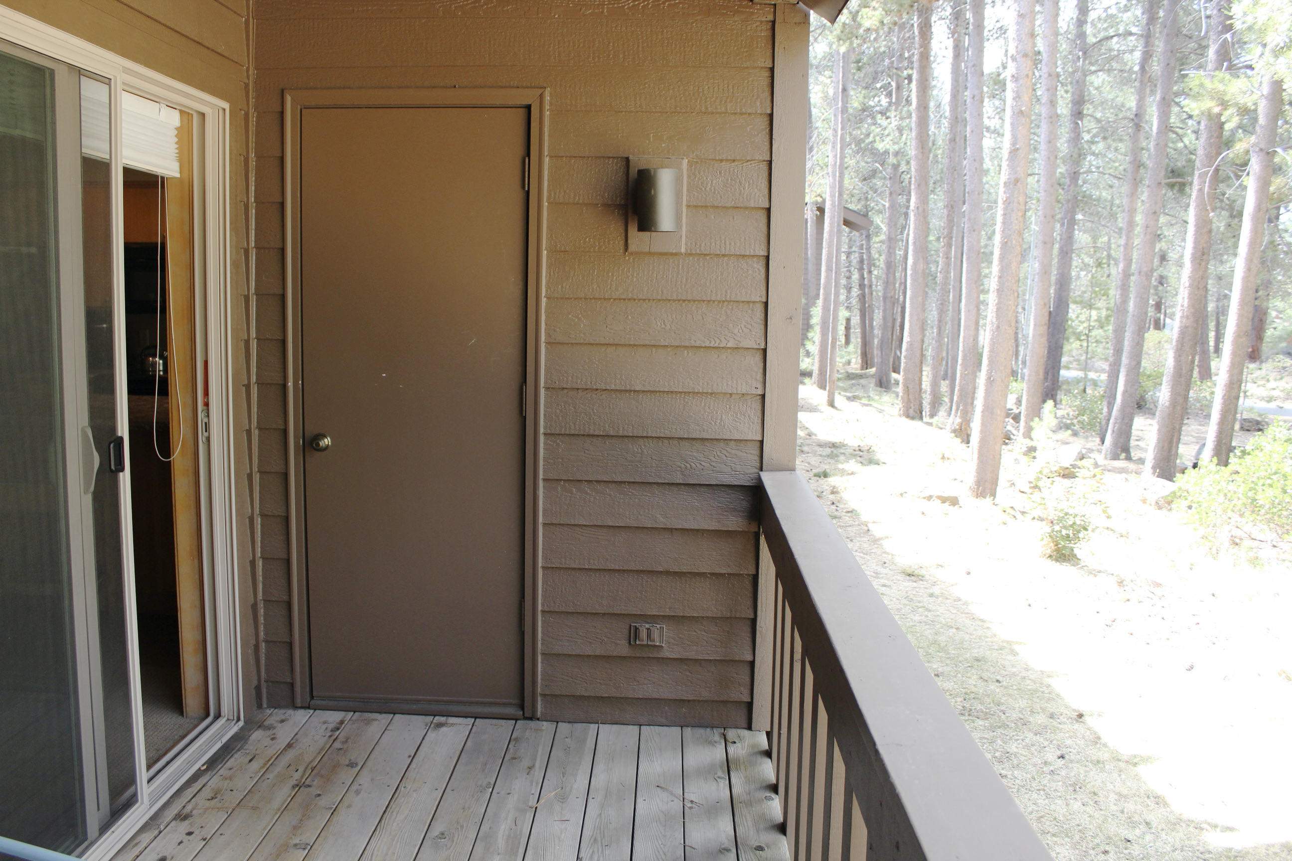 57376-25d1 Beaver Ridge Loop Sunriver, OR 97707 - Photo 13 of 18 a bathroom with a tub and shower