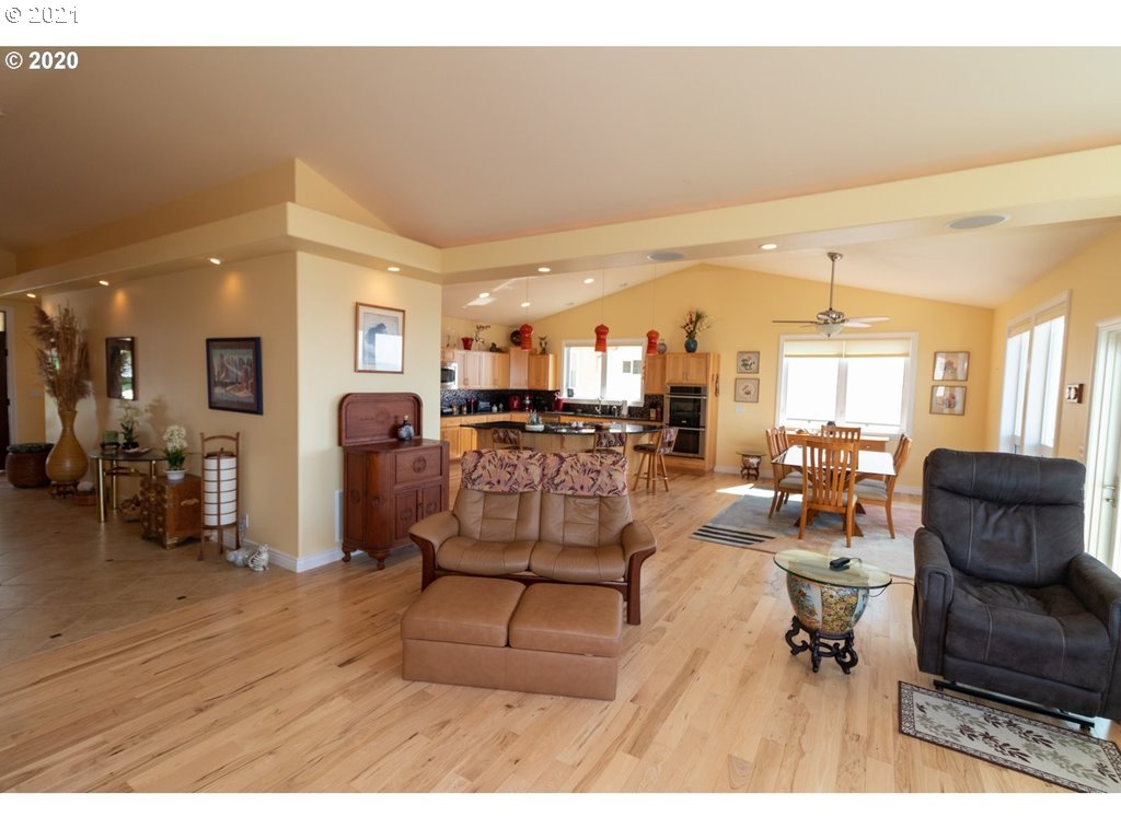 90826 Southview Lane Florence, OR 97439 - Photo 9 of 32
