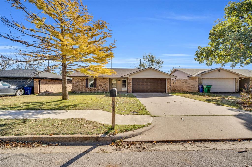 221 North Edgefield Road Waxahachie, TX 75165 - Photo 2 of 27 a front view of a house with garden