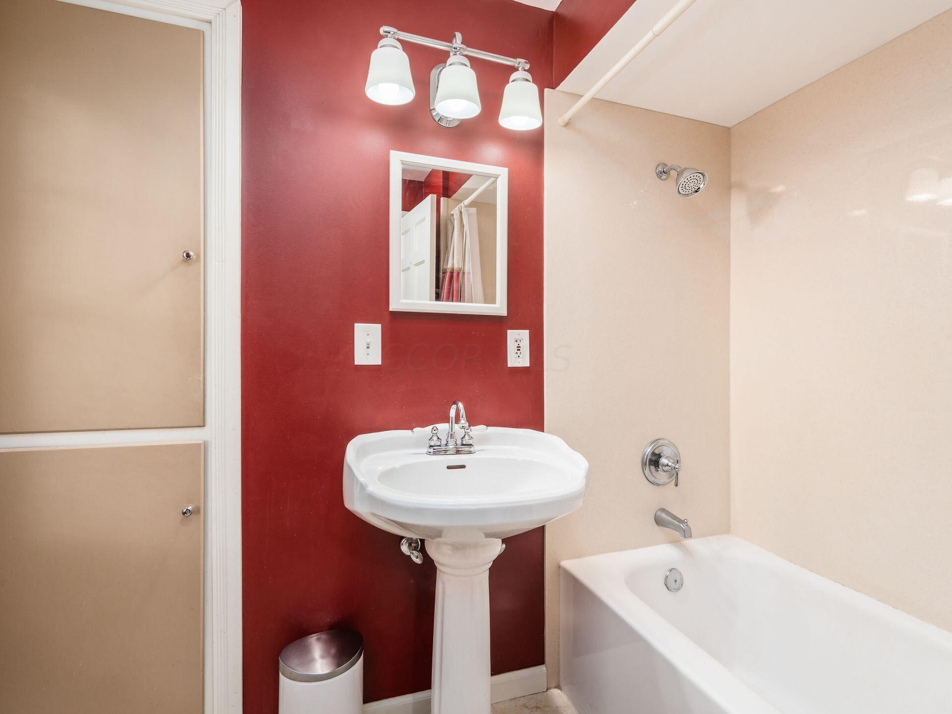 2681 Brandon Road Columbus, OH 43221 - Photo 27 of 38 Upstairs Full Bank