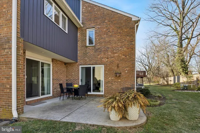 a view of a house with backyard