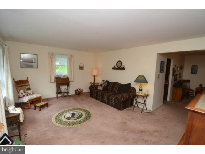 501 Gibraltar Road Reading, PA 19606 - Photo 4 of 20 Living Room