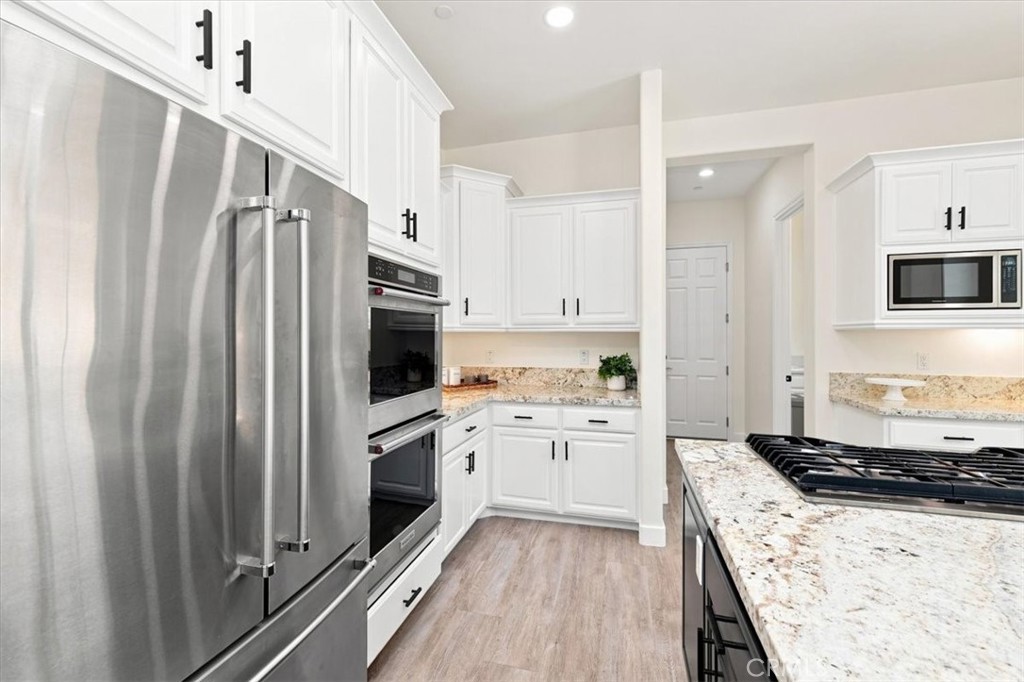 3086 Crystal Ridge Lane Colton, CA 92324 - Photo 22 of 75 Kitchen