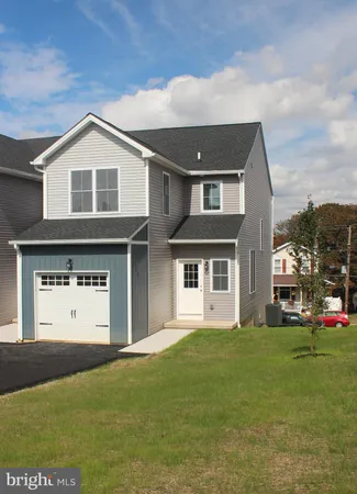 a view of a yard in front of the house