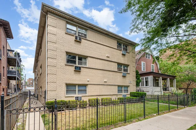 $259,000 | 1238 West Pratt Boulevard, Unit 1A, Chicago, IL 60626