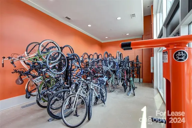 $1,565 | 905 Kenilworth Avenue, Unit A4H, Charlotte, NC 28204