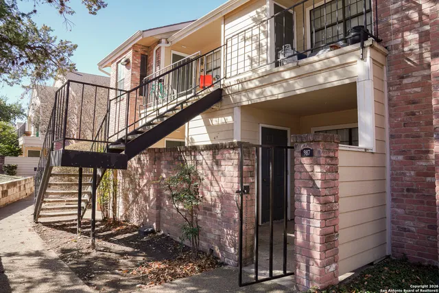 a view of entryway with a front door