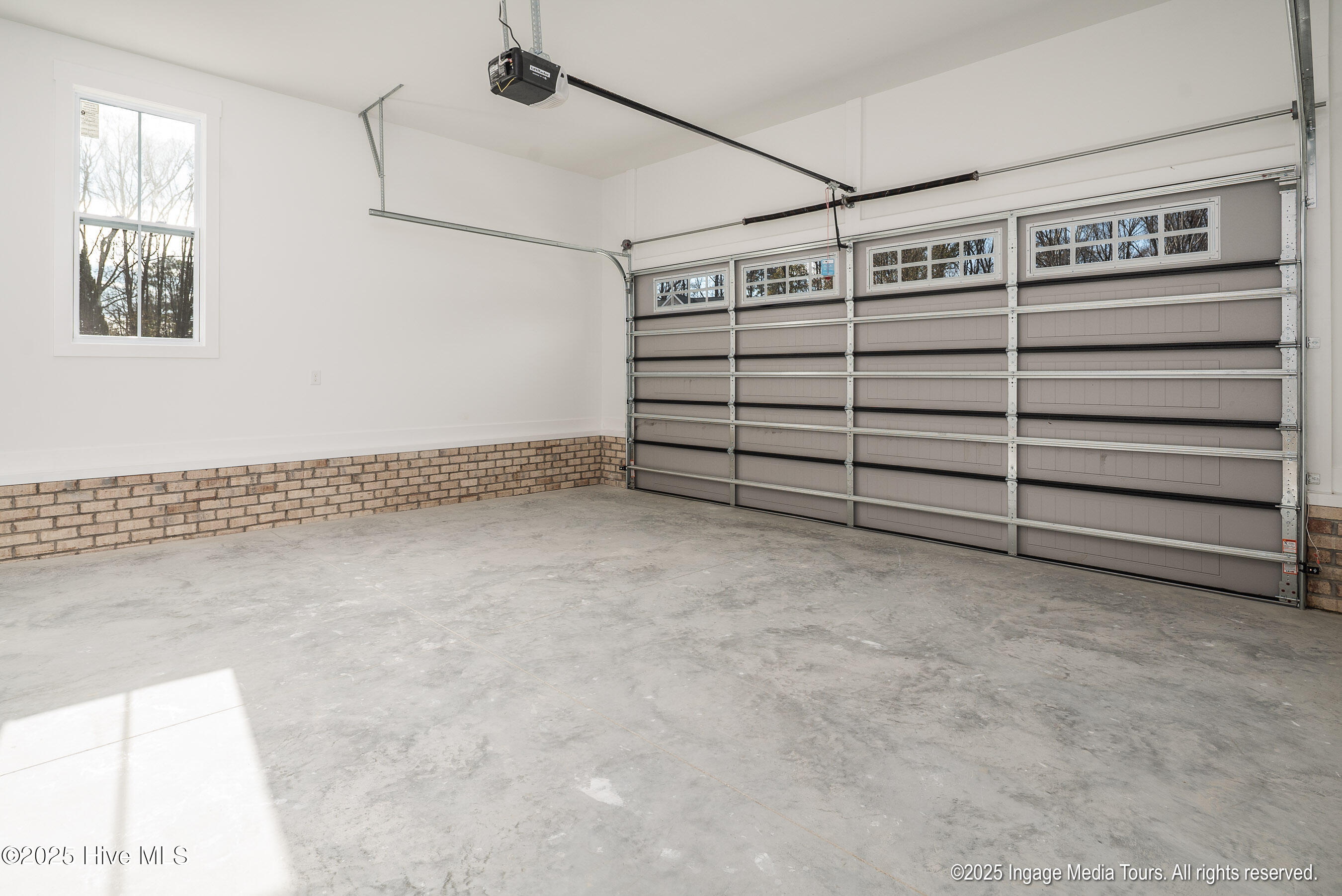 121 Castle Court Washington, NC 27889 - Photo 33 of 38 Garage interior