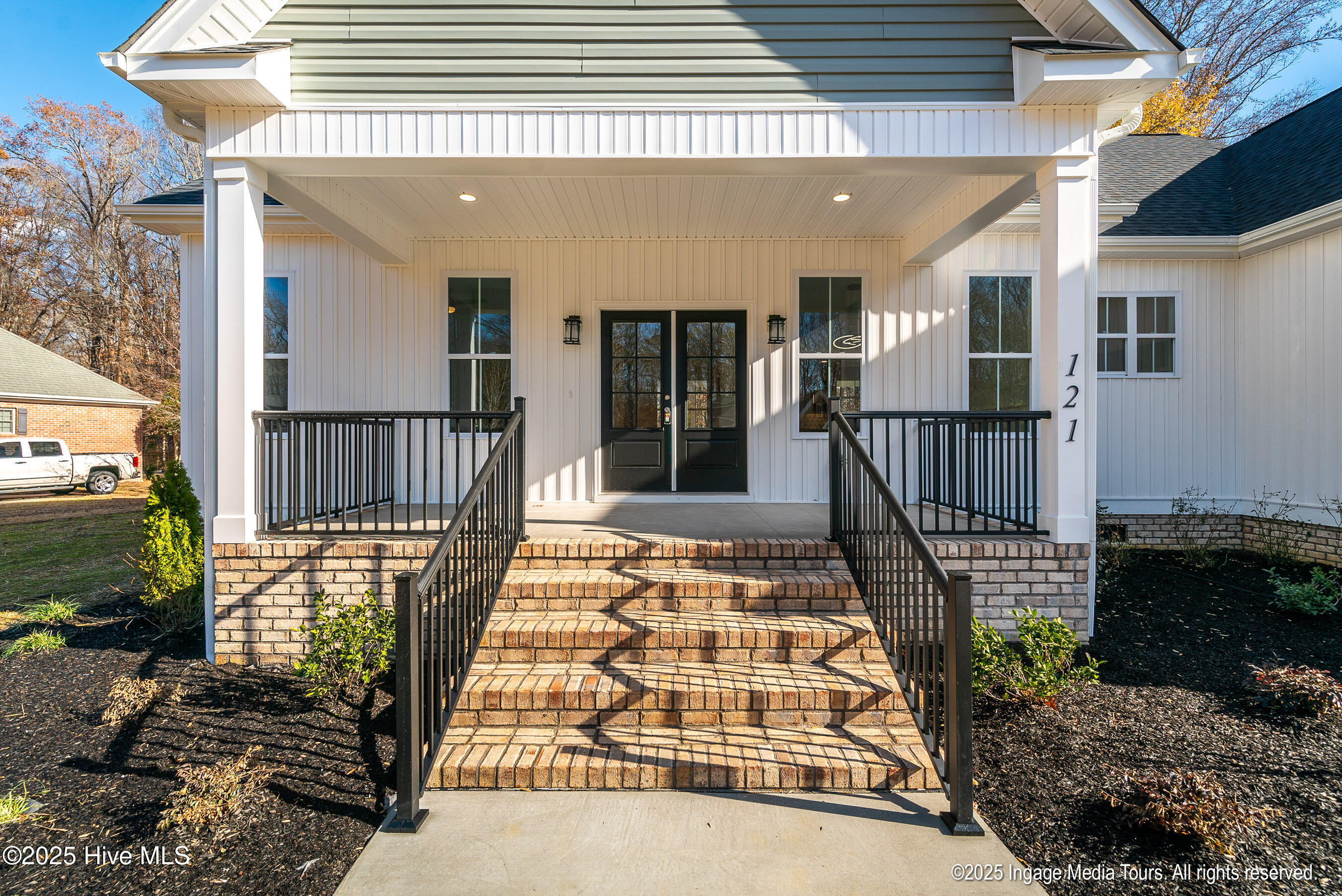 121 Castle Court Washington, NC 27889 - Photo 4 of 38 Main Entrance