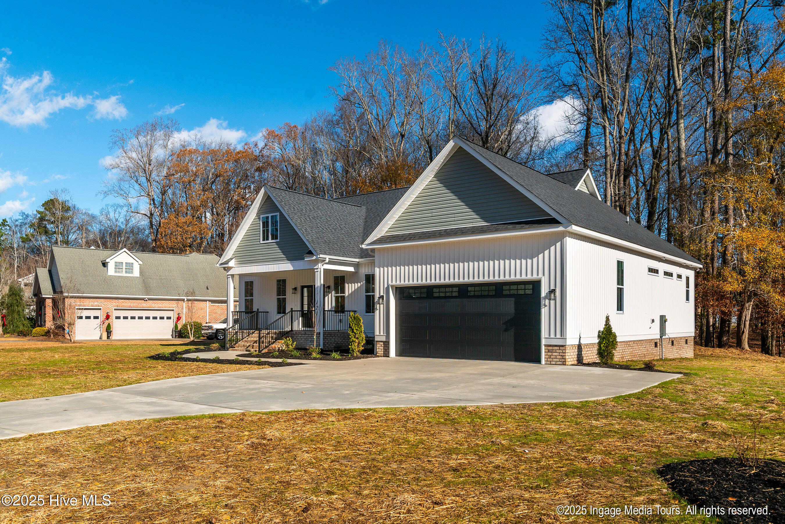 121 Castle Court Washington, NC 27889 - Photo 5 of 38 Rightside perspective: Garage door opening -front