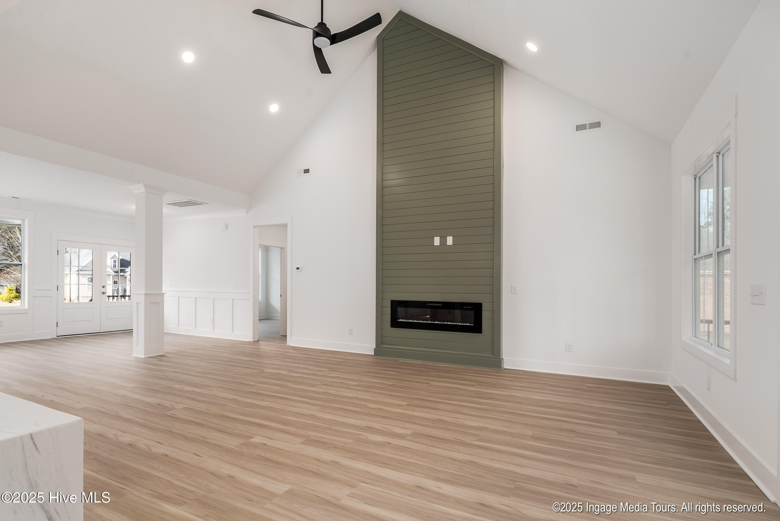 121 Castle Court Washington, NC 27889 - Photo 8 of 38 Living Room - Fire Place