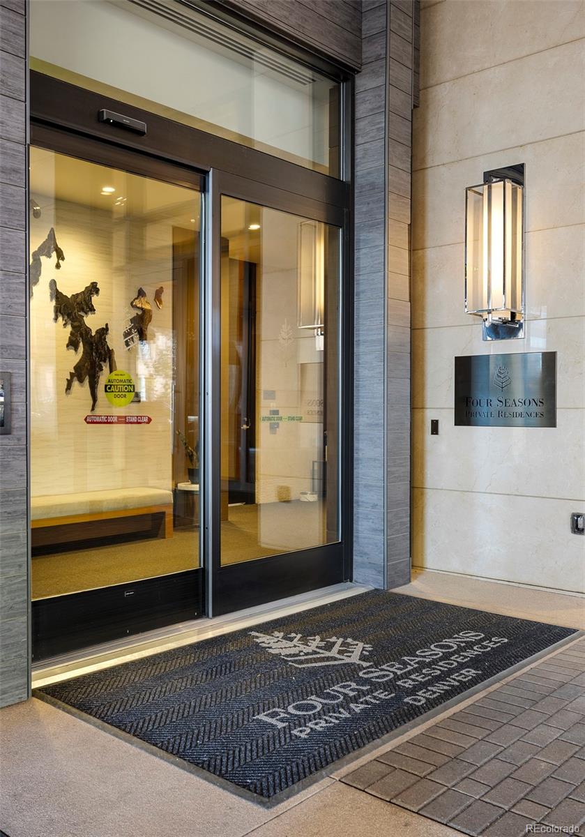 1133 14th Street, Unit 2820 Denver, CO 80202 - Photo 33 of 34 a view of a hallway with wooden floor and a rug