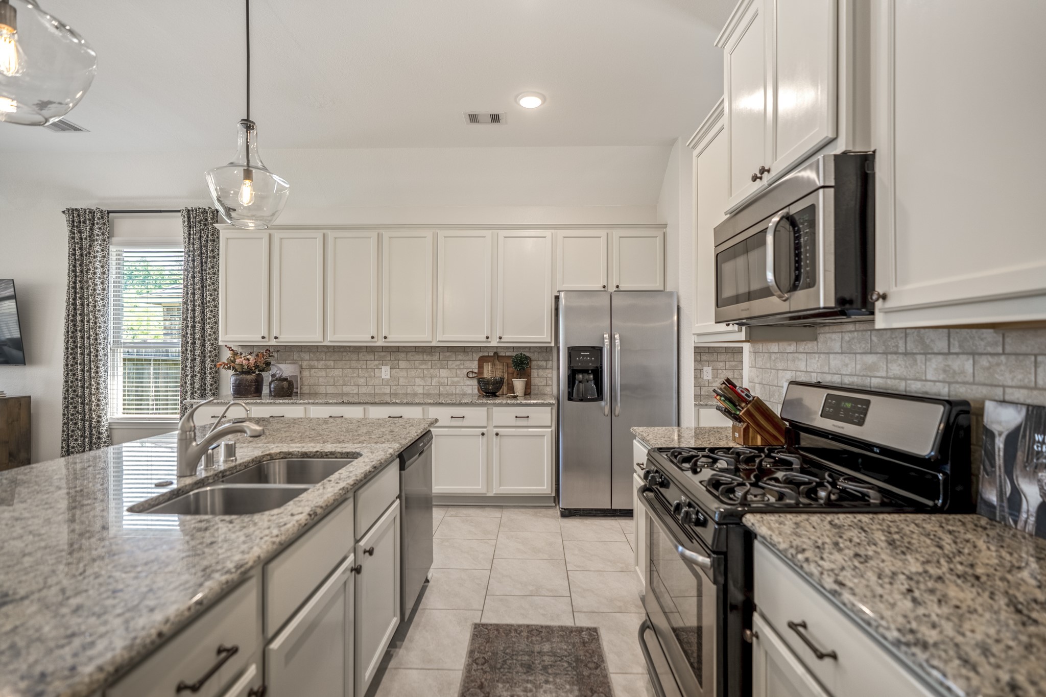5522 Glenfield Spring Lane Spring, TX 77389 - Photo 5 of 46 Admire the 2022 kitchen refresh here! The open concept layout enhances both functionality and style.