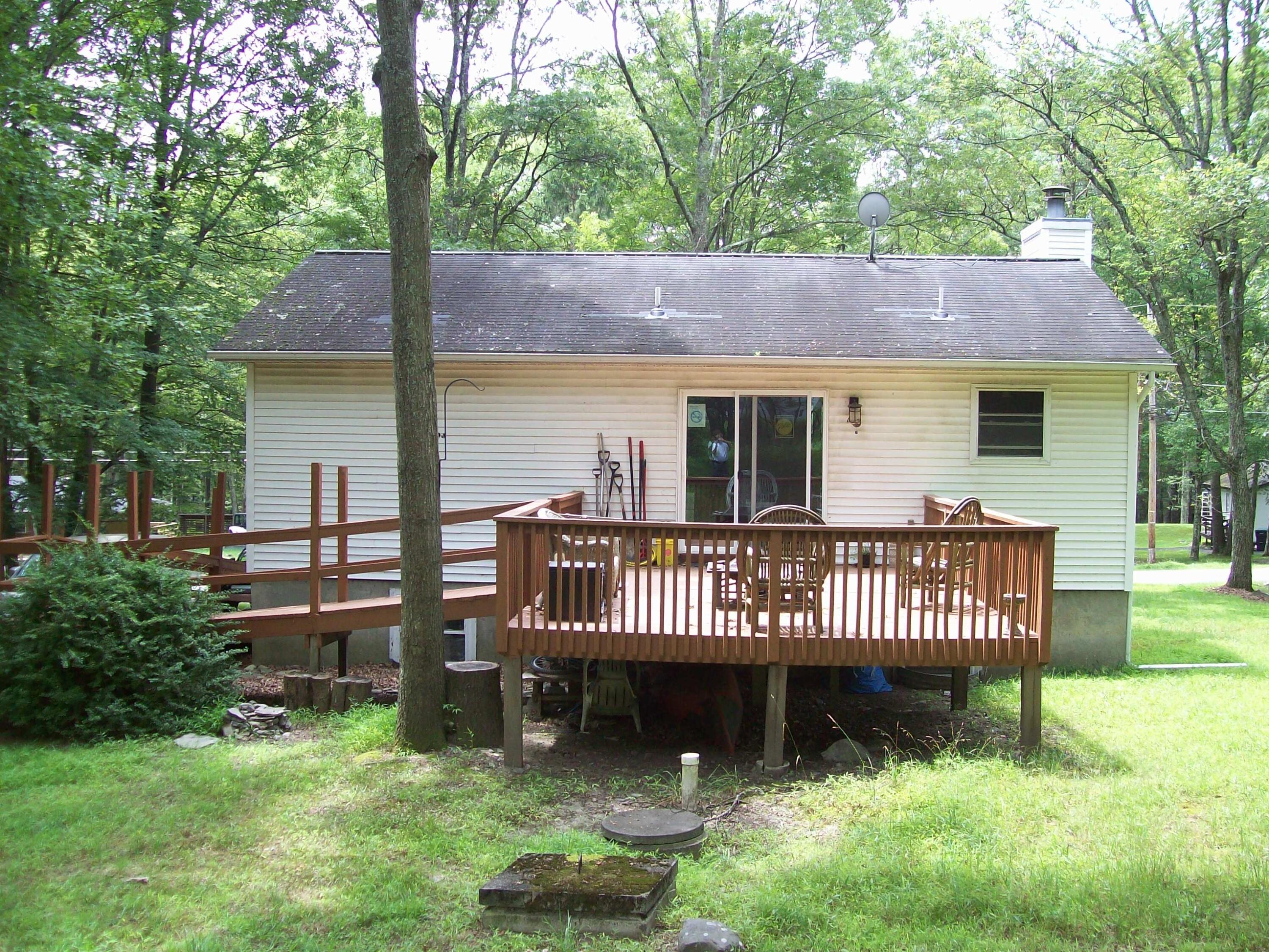 139 Davis Circle Bushkill, PA 18324 - Photo 2 of 23 back