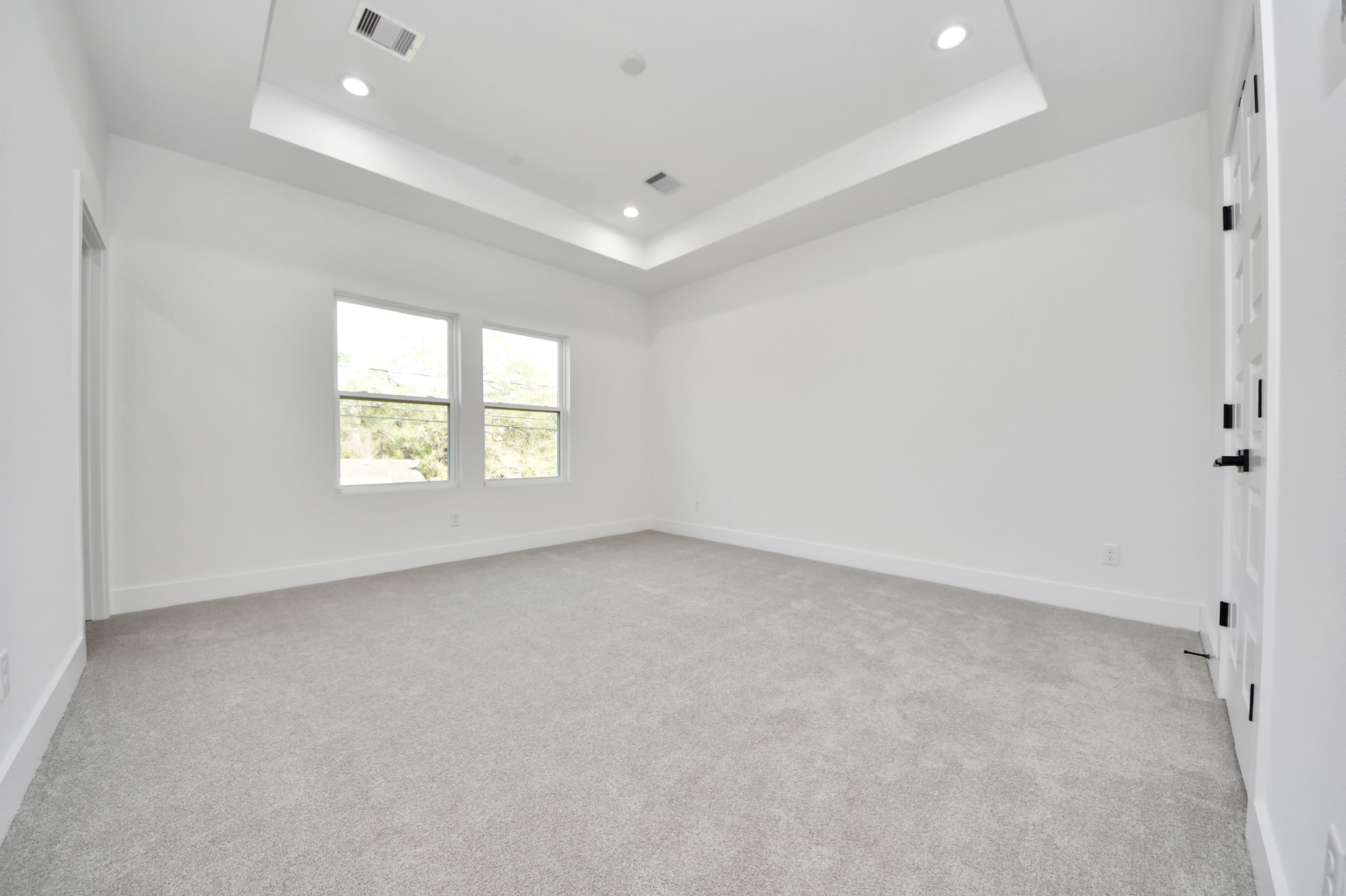7012 St Augustine Street Houston, TX 77021 - Photo 20 of 45 an empty room with windows