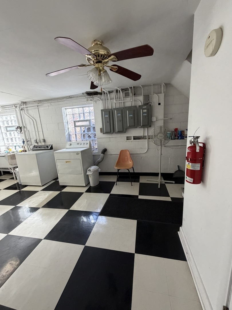 7228 South Phillips Avenue, Unit G Chicago, IL 60649 - Photo 7 of 10 a room with furniture and window