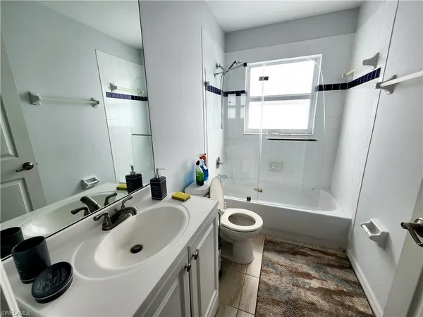 $2,300 | 6270 Huntington Lakes Circle, Unit 201, Naples, FL 34119