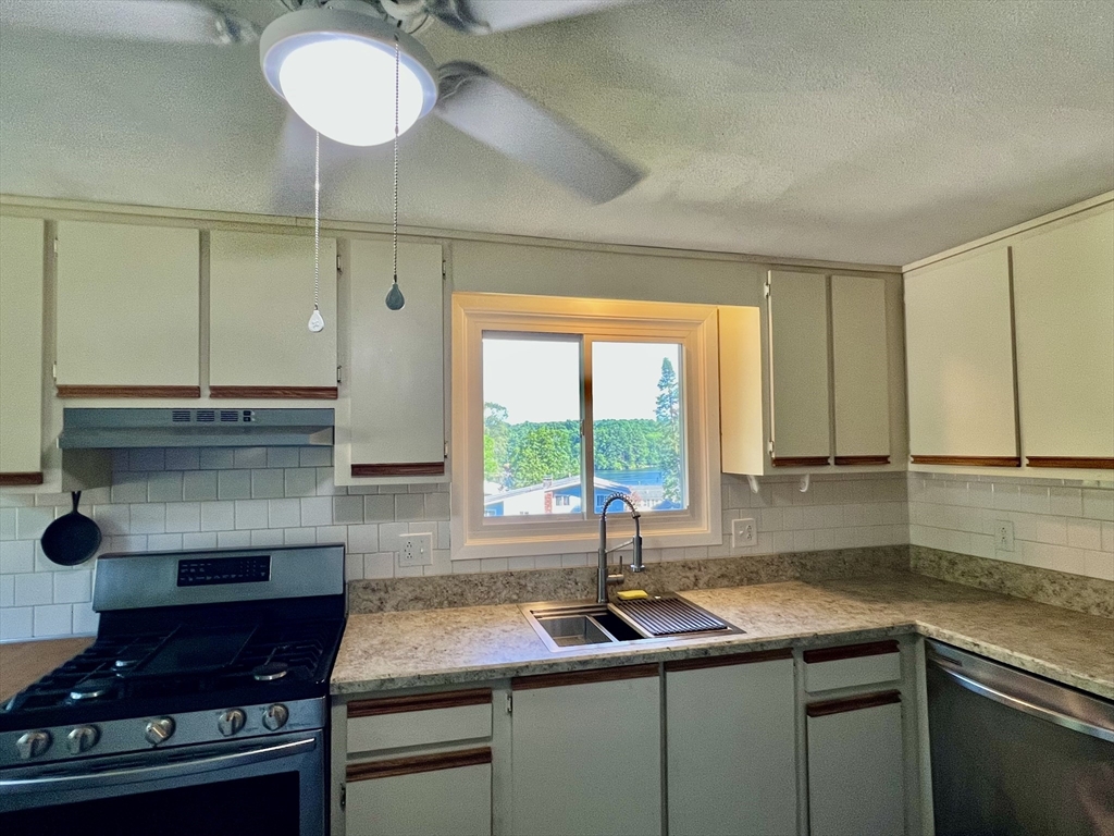 9 Champlain Drive Hudson, MA 01749 - Photo 3 of 19