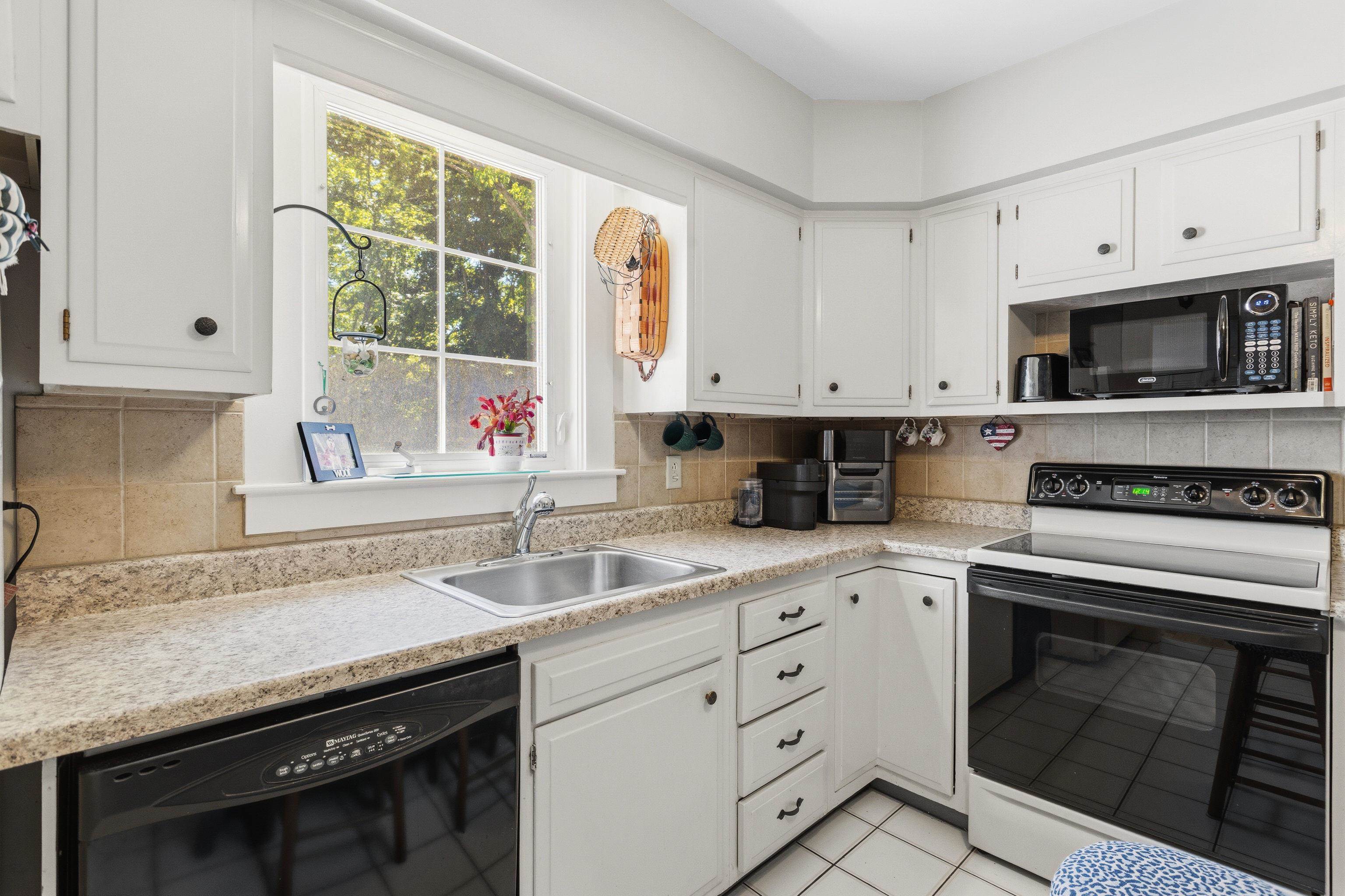 611 Coolidge Avenue Manchester, NH 03102 - Photo 12 of 55