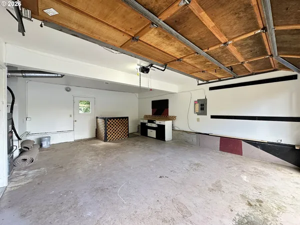 a view of a livingroom with furniture