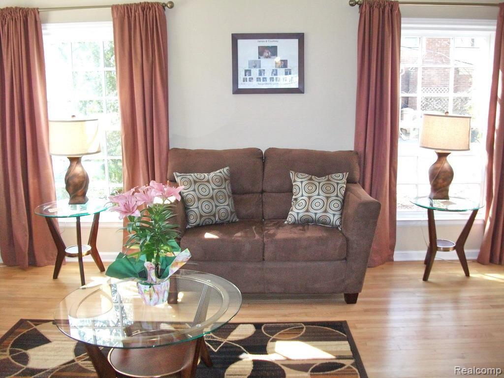 3215 Wendover Road Troy, MI 48084 - Photo 3 of 25 Living Room