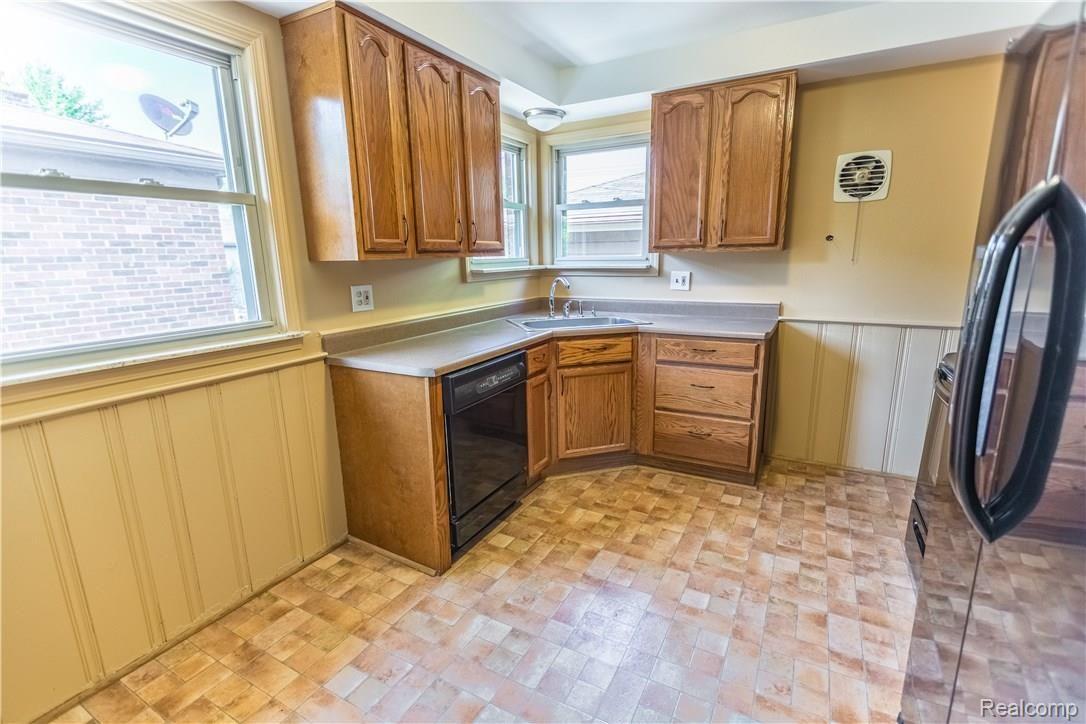 464 Henry Ruff Road Garden City, MI 48135 - Photo 6 of 26 12XE1A2675-HDR-Full.jpg
