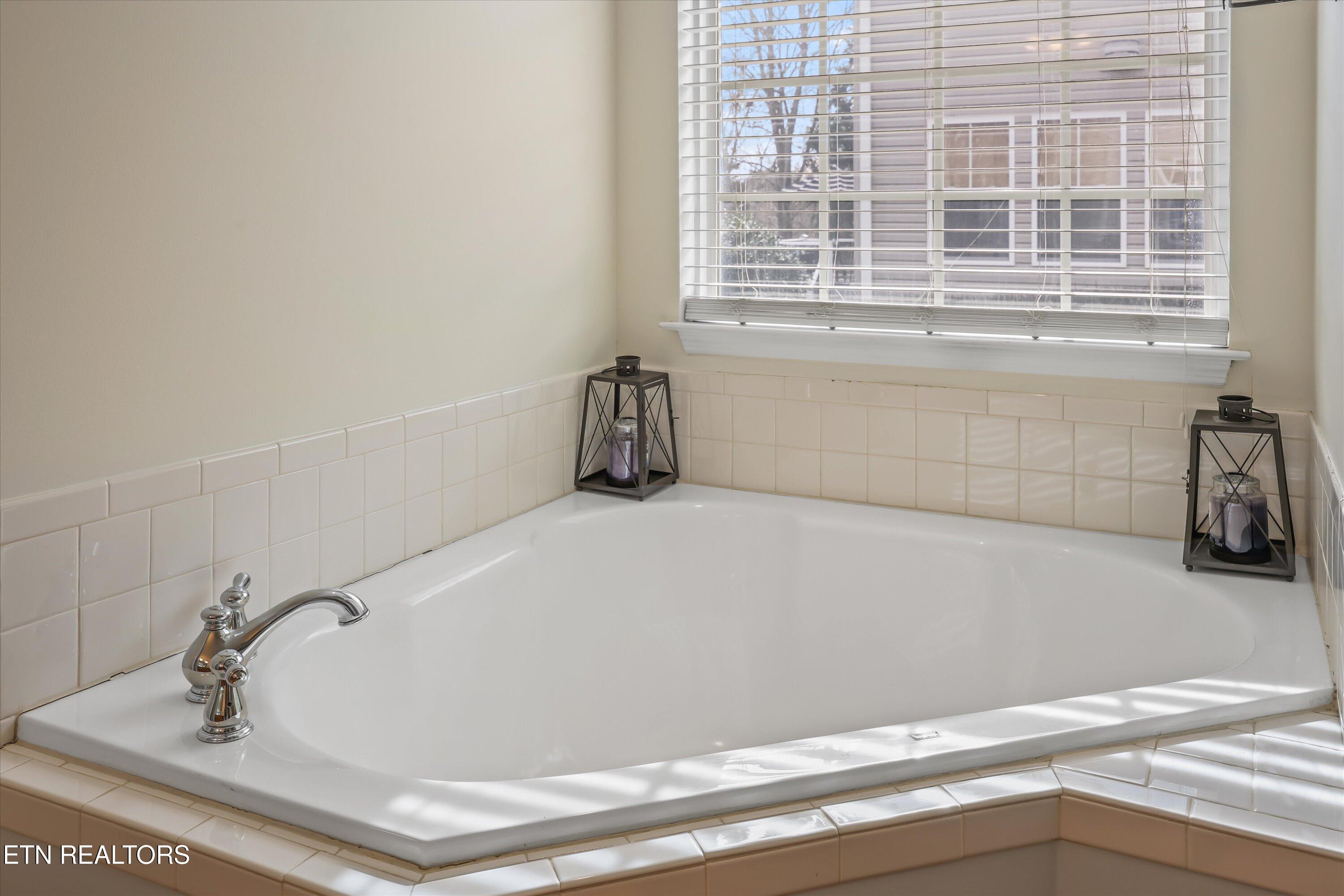 901 Heathgate Road Knoxville, TN 37922 - Photo 21 of 45 Primary Bathroom