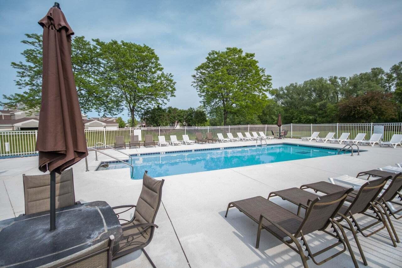 N16-w26593 Tall Reeds Lane, Unit H Pewaukee, WI 53072 - Photo 29 of 35 Pool