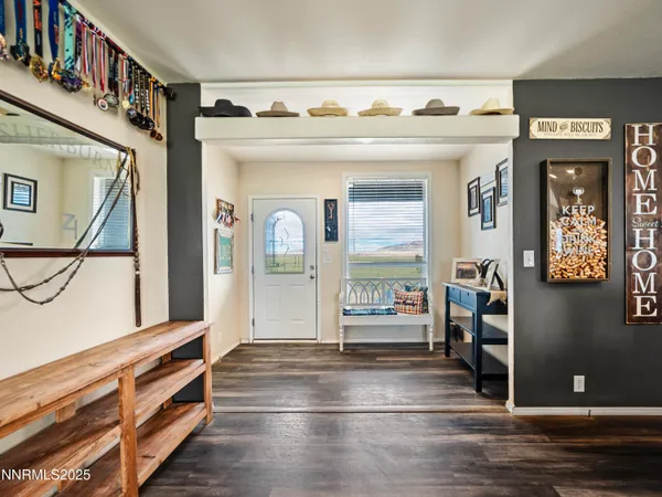 a view of livingroom with furniture
