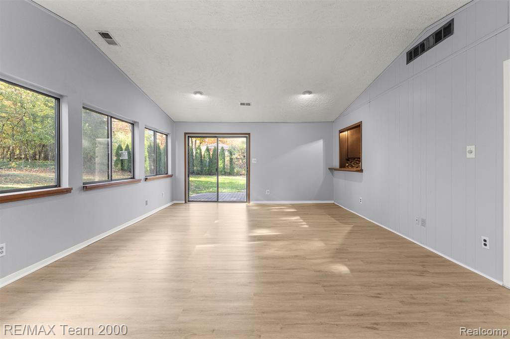 28454 Quail Hollow Road Farmington, MI 48331 - Photo 16 of 46