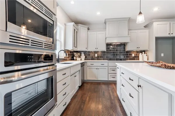 $719,900 | 18604 Mohawk Lane, Overland Park, KS 66085