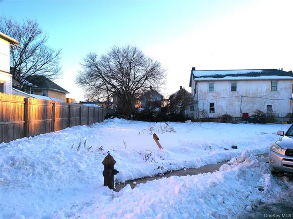 a view of residential houses with outdoor space