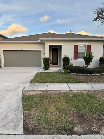 a view of a house with backyard and plants