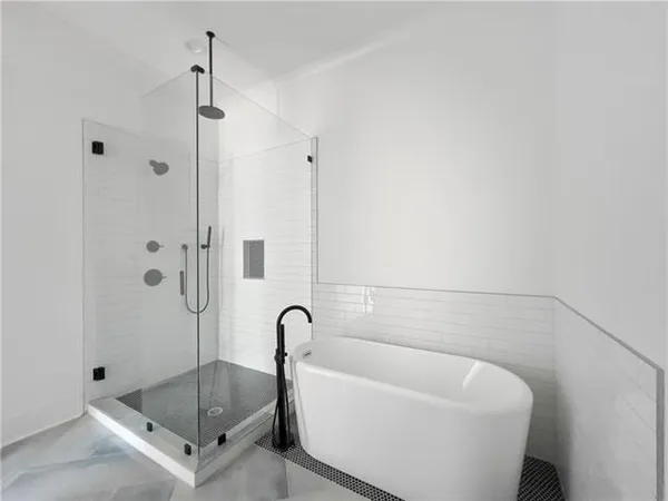 $1,950 | 5807 Royal Street, New Orleans, LA 70117