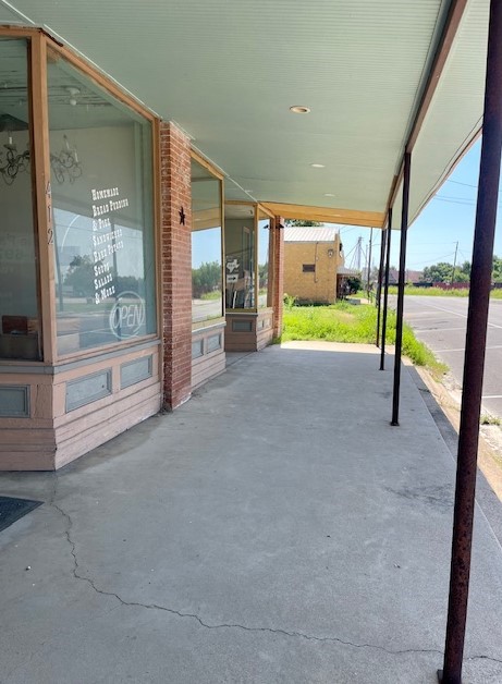 412 West Batte Street, Unit B Cameron, TX 76520 - Photo 11 of 15 Front porch