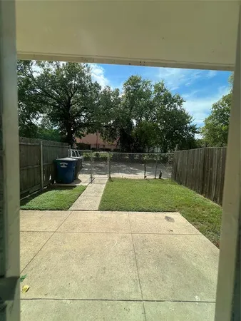 a view of a backyard