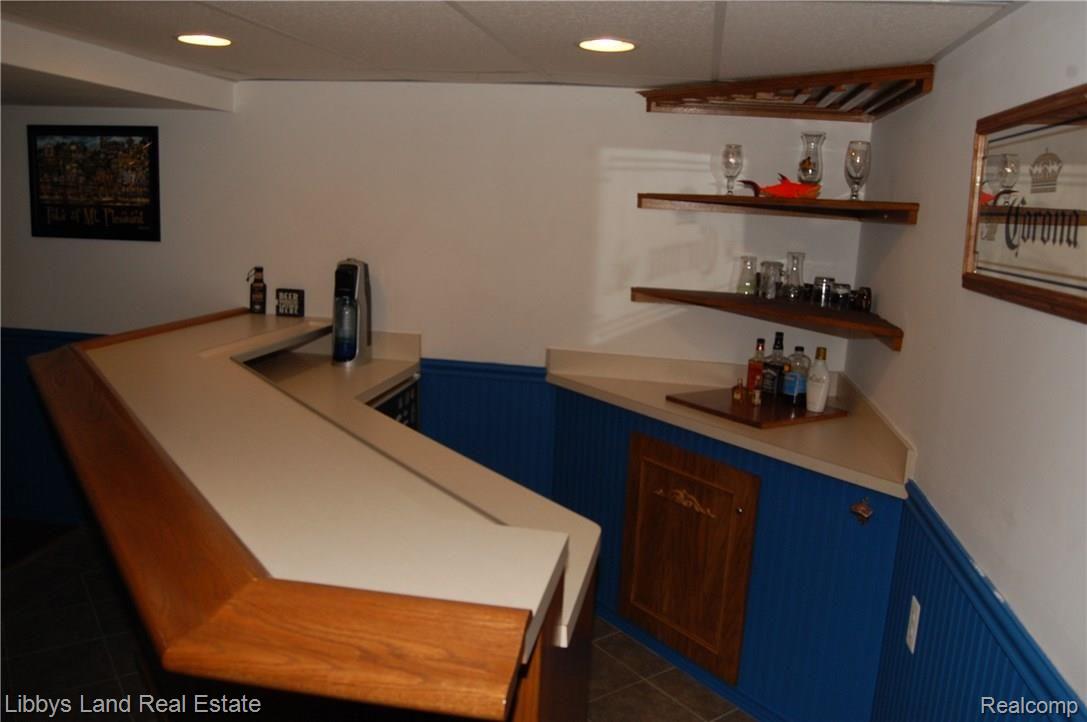 21382 Hall Road Trenton, MI 48183 - Photo 26 of 55 Bar