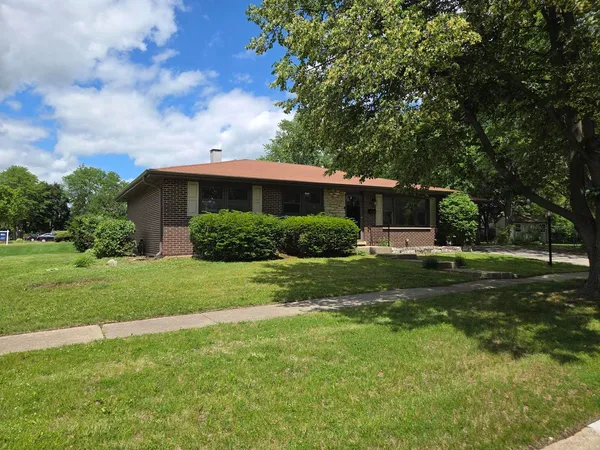 $365,000 | 668 Lee Drive, Crystal Lake, IL 60014