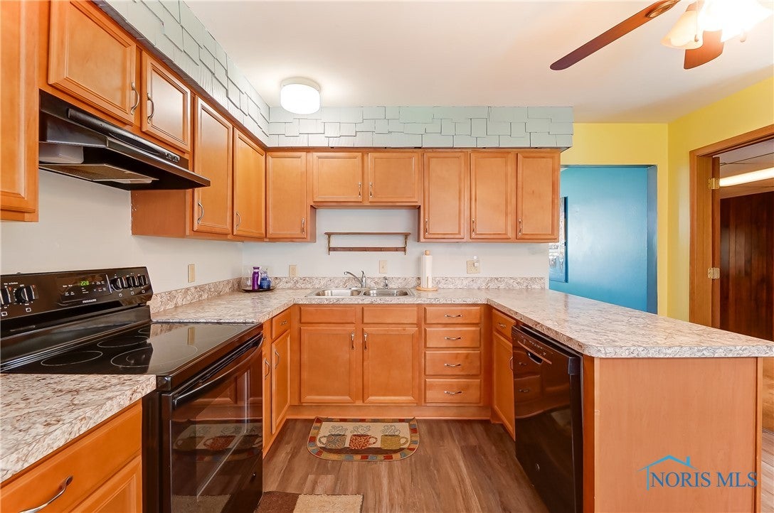 1940 Pickle Road Oregon, OH 43616 - Photo 8 of 25 Kitchen
