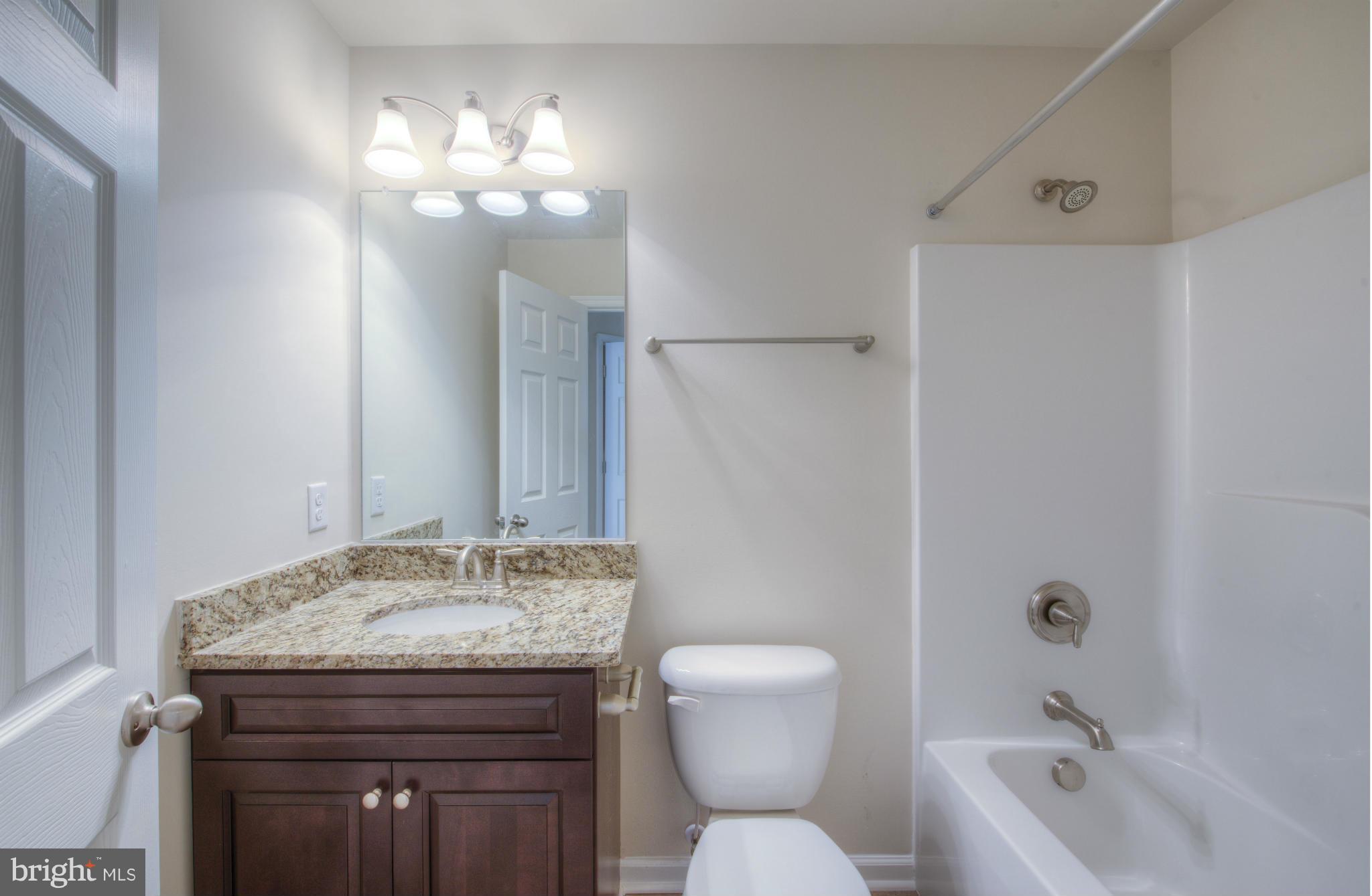 18337 Sharon Road Triangle, VA 22172 - Photo 25 of 29 Upper Level Hath Bath