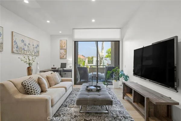 $865,000 | 484 East California Boulevard, Unit 8, Pasadena, CA 91106