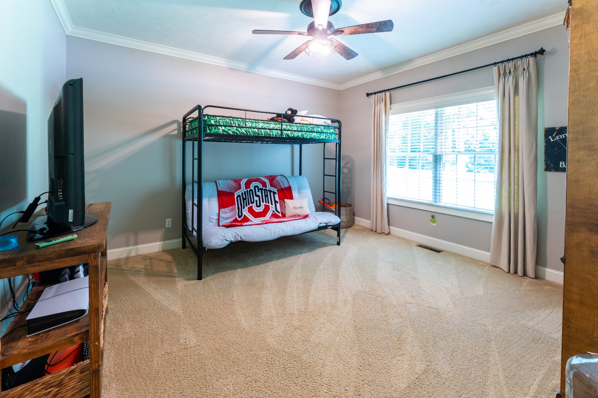 1015 Kelly Road Dyersburg, TN 38024 - Photo 30 of 41 a living room with furniture and a flat screen tv