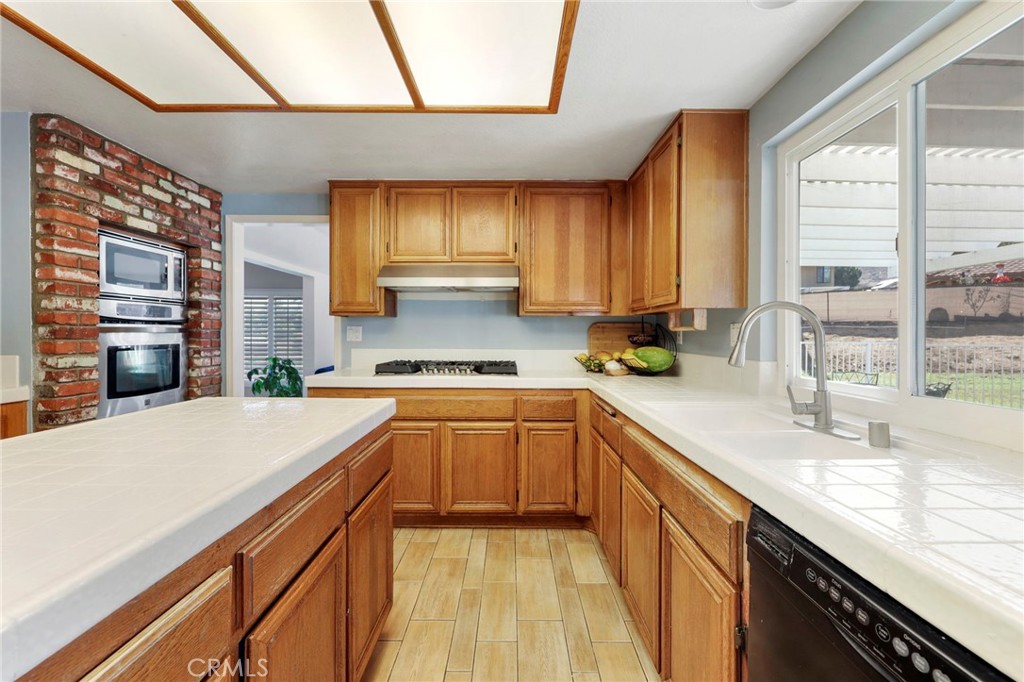 16891 Mariposa Avenue Riverside, CA 92504 - Photo 11 of 50 Kitchen